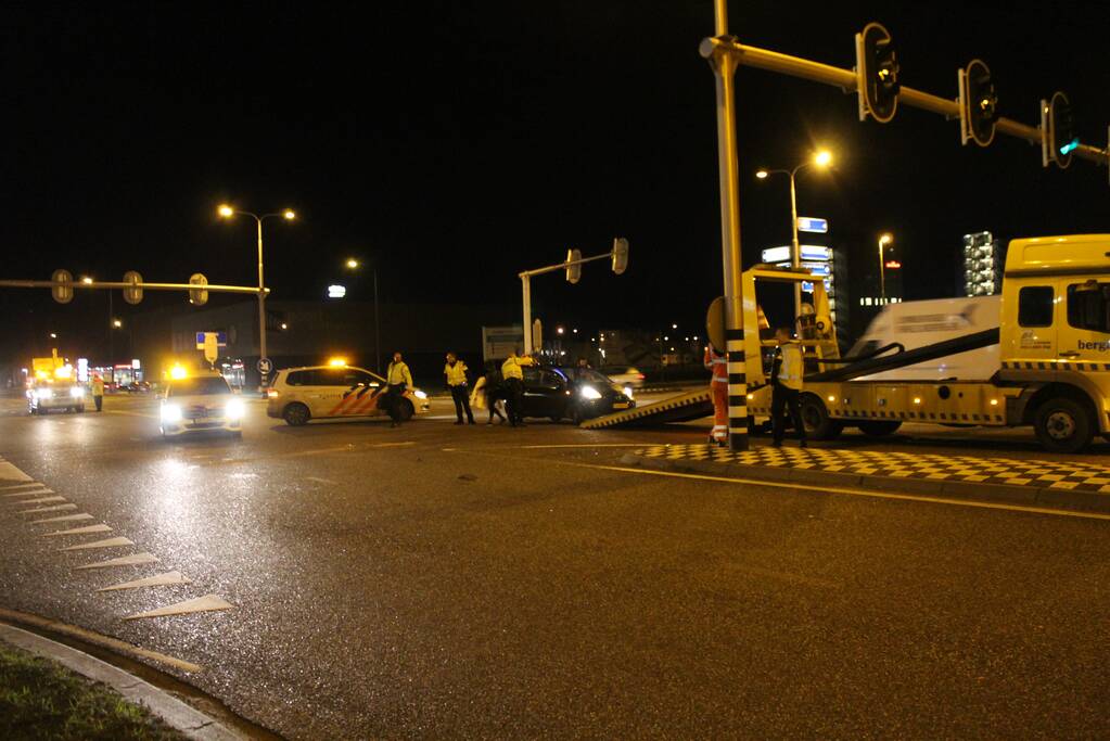 Twee auto's botsen op druk kruispunt