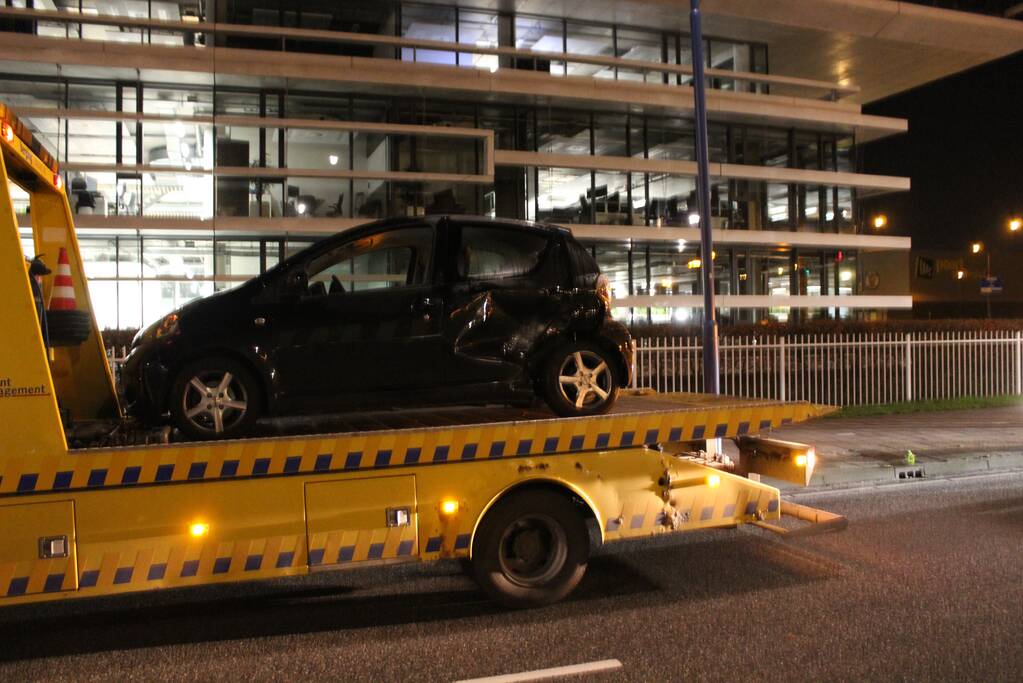 Twee auto's botsen op druk kruispunt