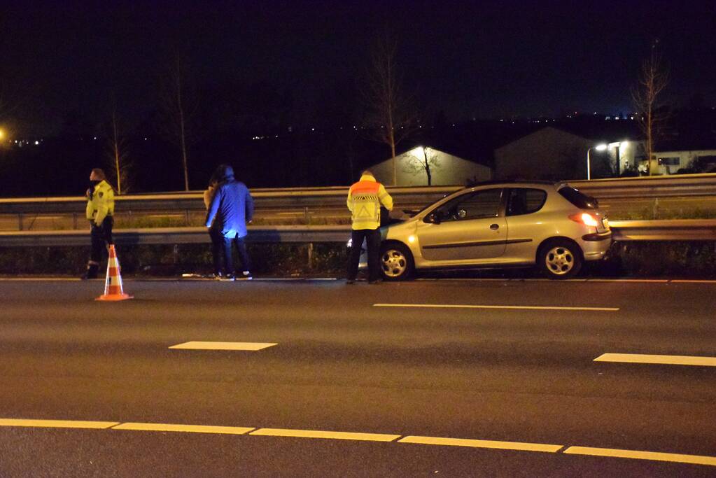 Auto belandt in vangrail