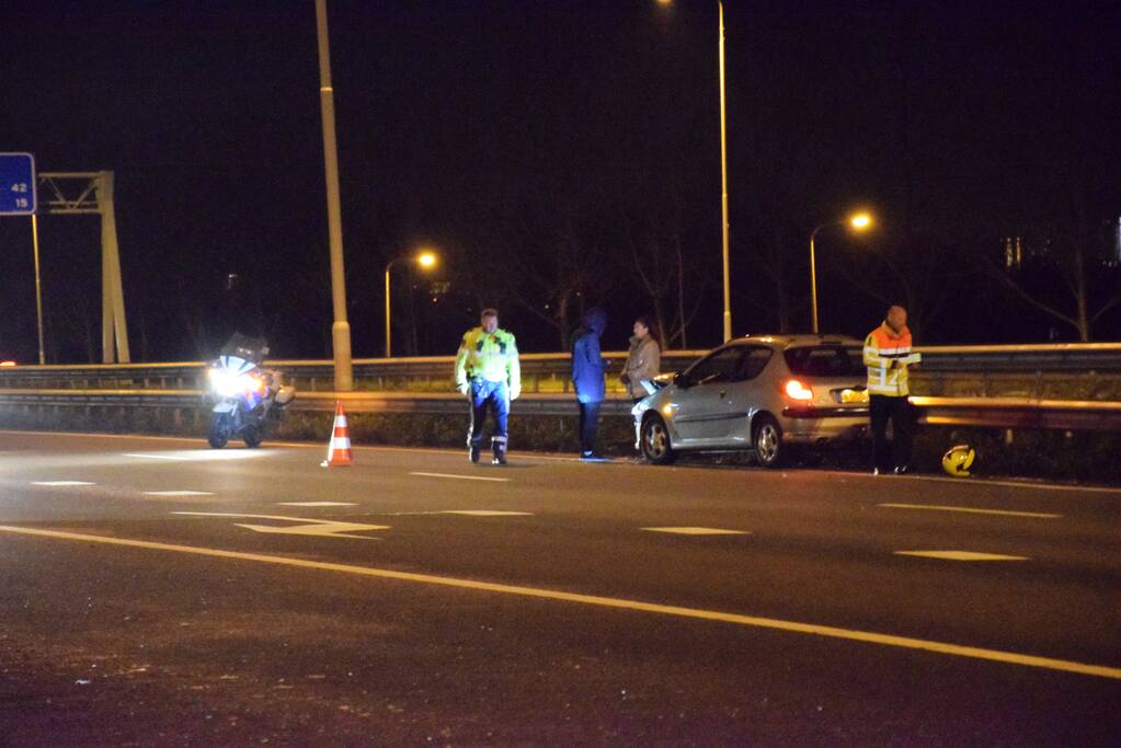 Auto belandt in vangrail