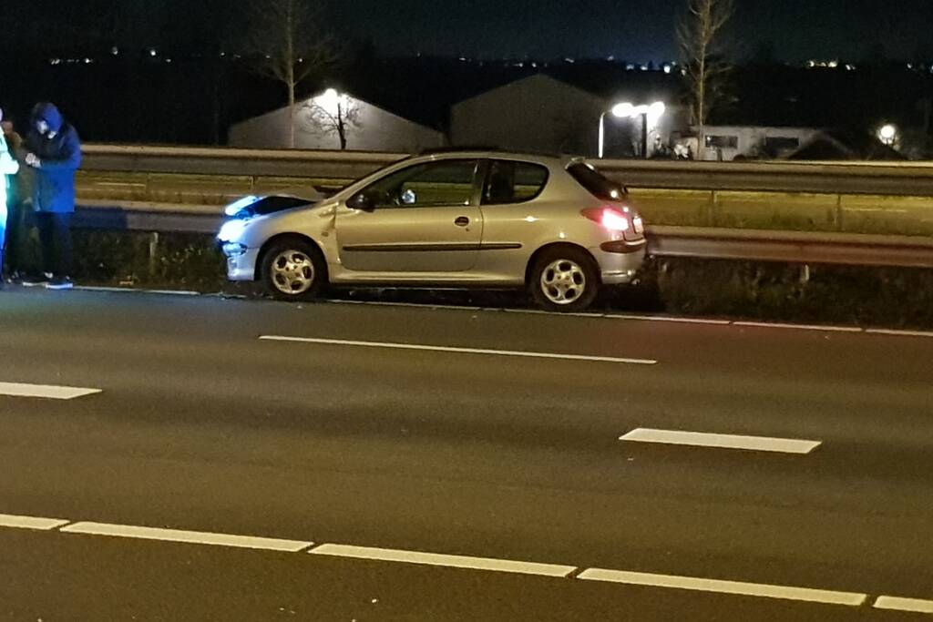 Auto belandt in vangrail