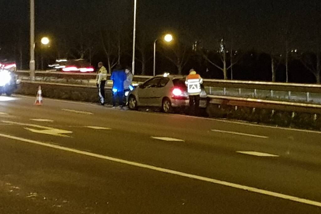 Auto belandt in vangrail