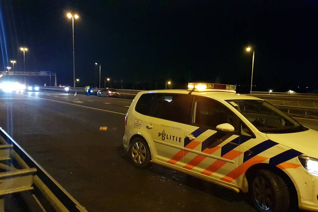 Auto belandt in vangrail