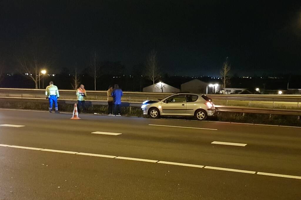 Auto belandt in vangrail