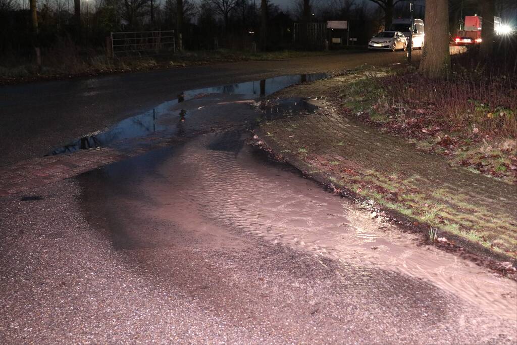 Straat blank na waterleidingbreuk
