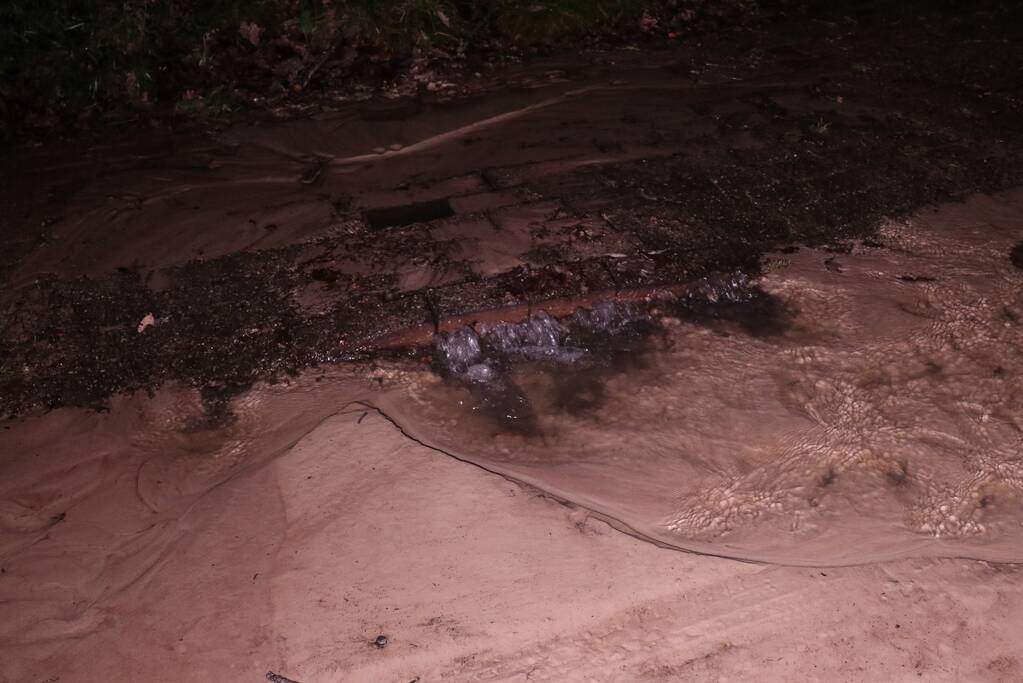 Straat blank na waterleidingbreuk