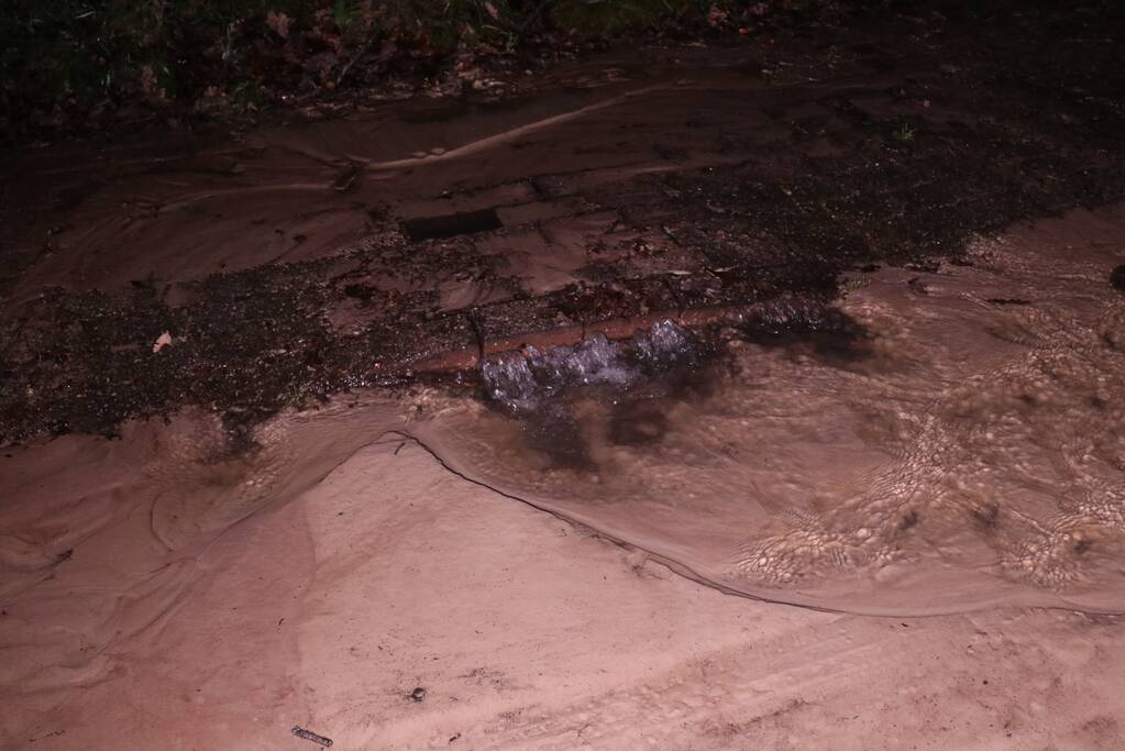 Straat blank na waterleidingbreuk