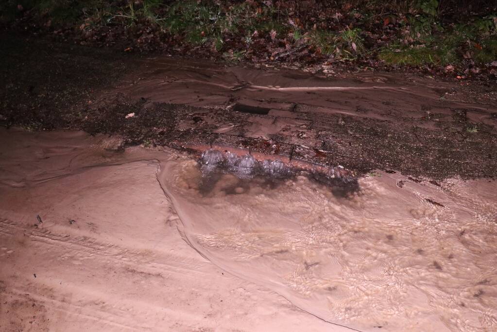 Straat blank na waterleidingbreuk