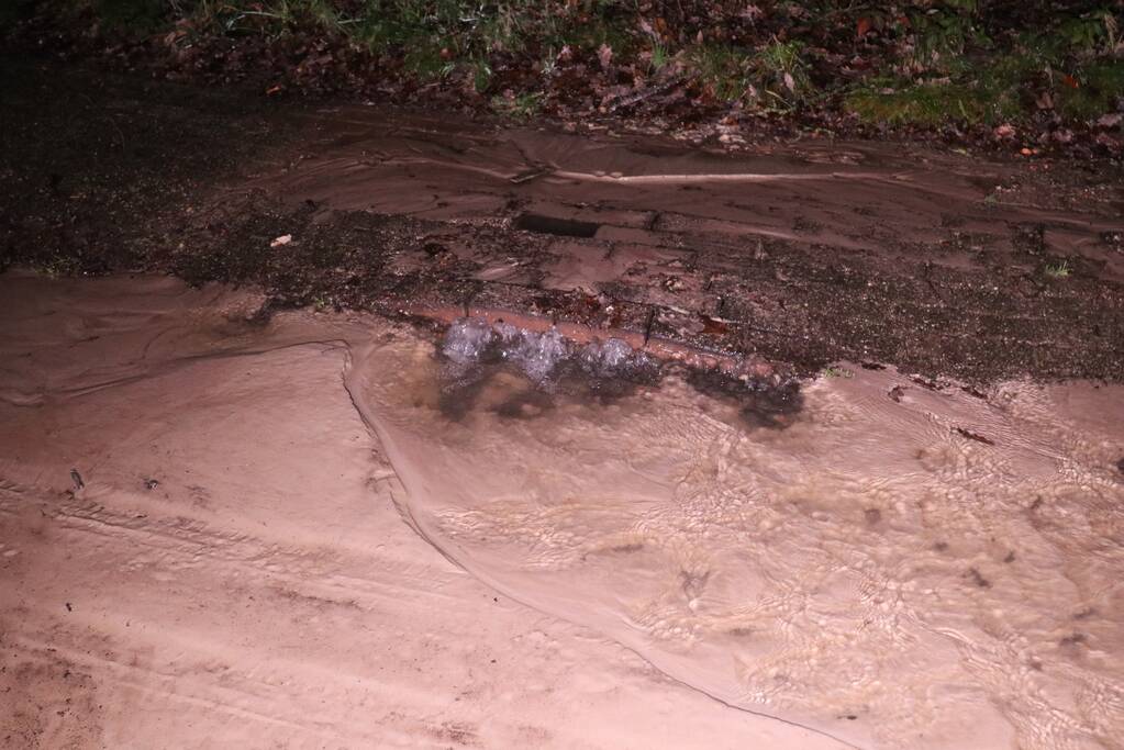 Straat blank na waterleidingbreuk