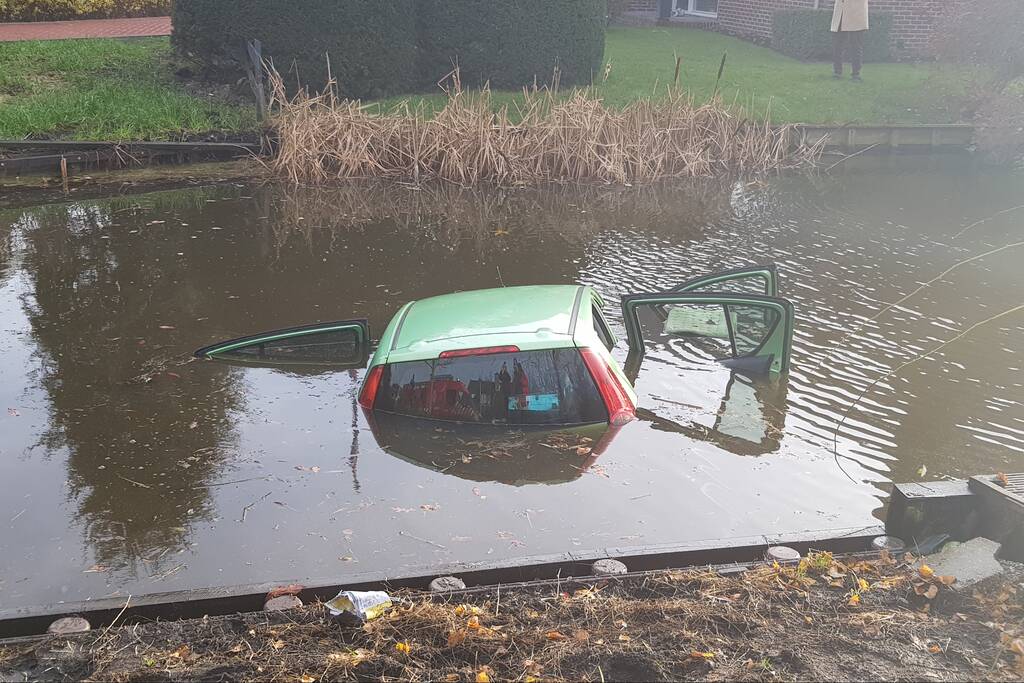 Auto te water geraakt