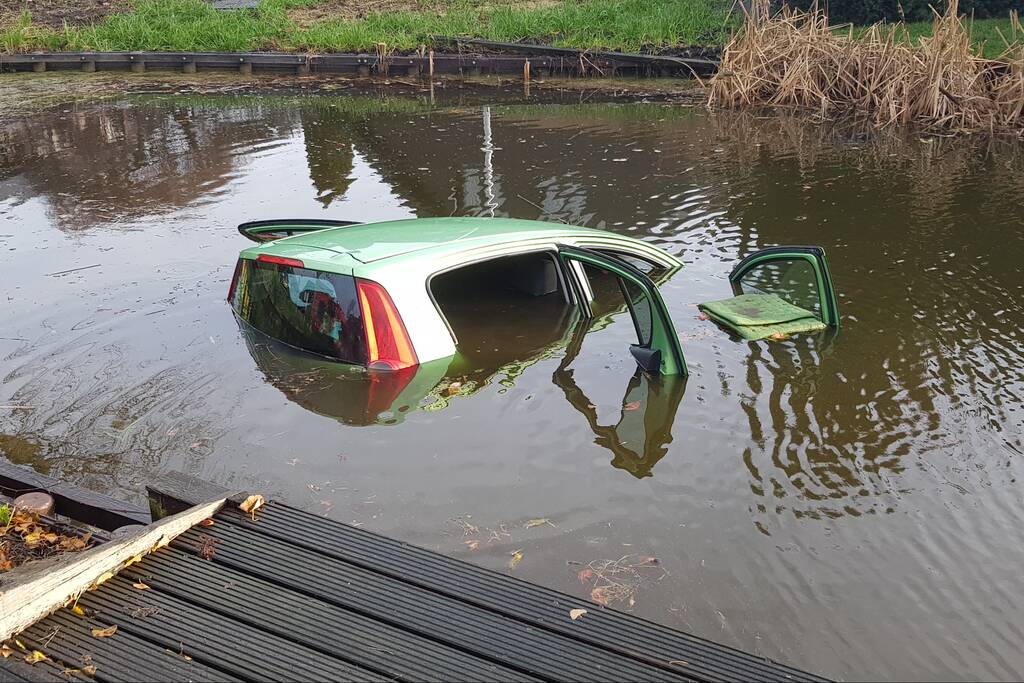 Auto te water geraakt