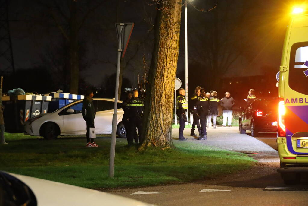Meerdere politievoertuigen aanwezig vanwege steekincident