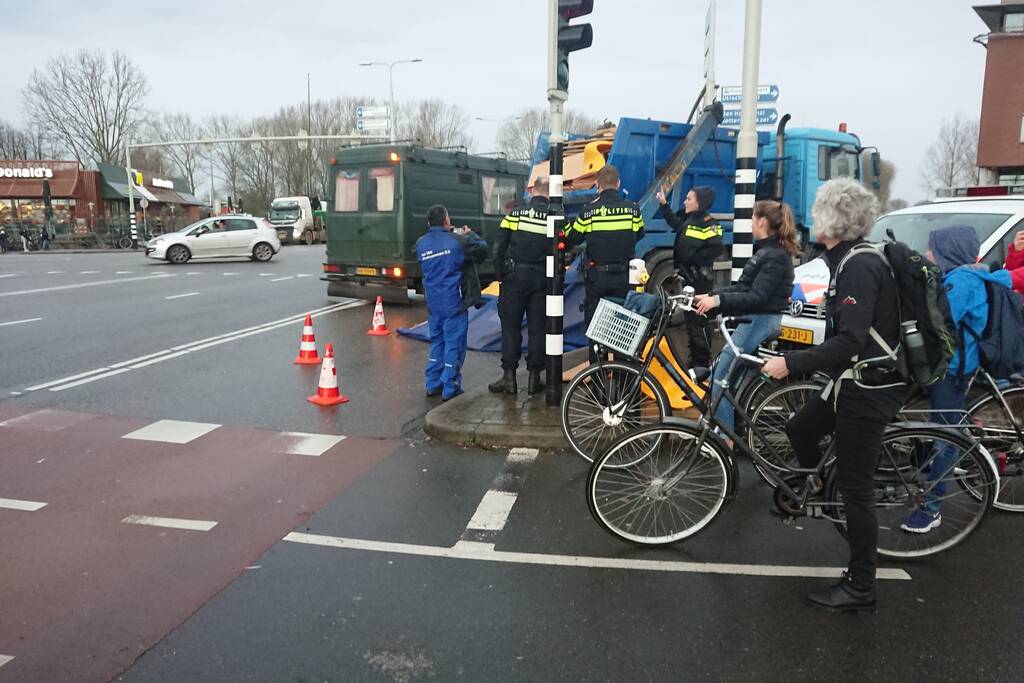 Vrachtwagen verliest lading vuilcontainer