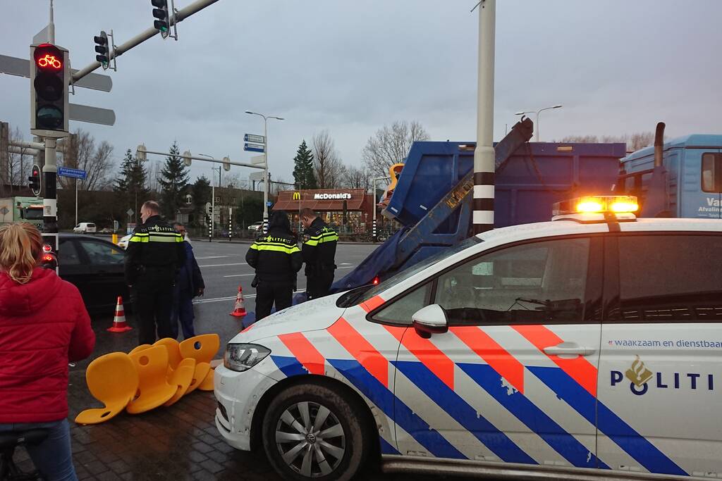 Vrachtwagen verliest lading vuilcontainer
