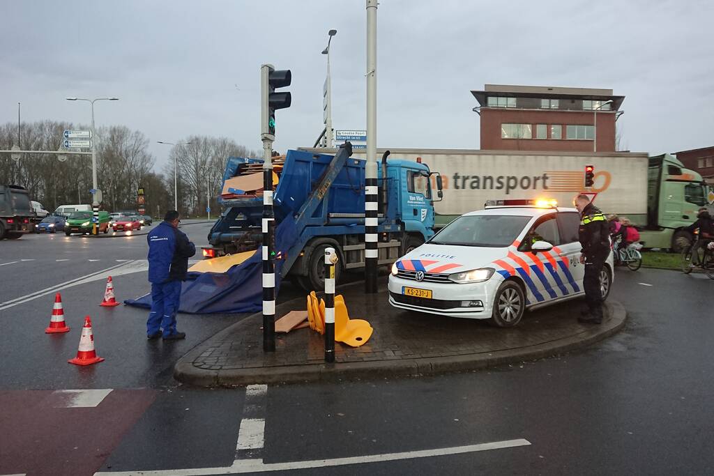Vrachtwagen verliest lading vuilcontainer