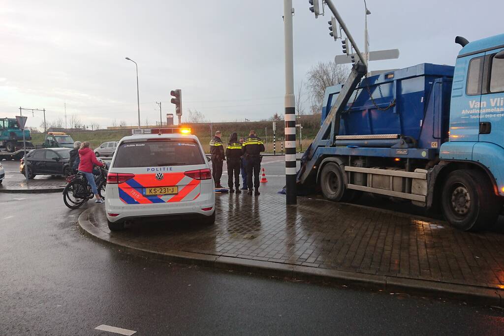 Vrachtwagen verliest lading vuilcontainer