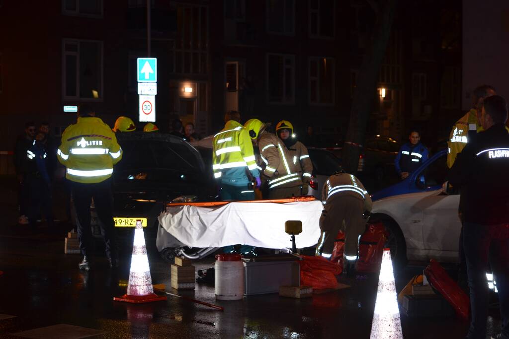 Brandweer bevrijdt slachtoffer uit auto