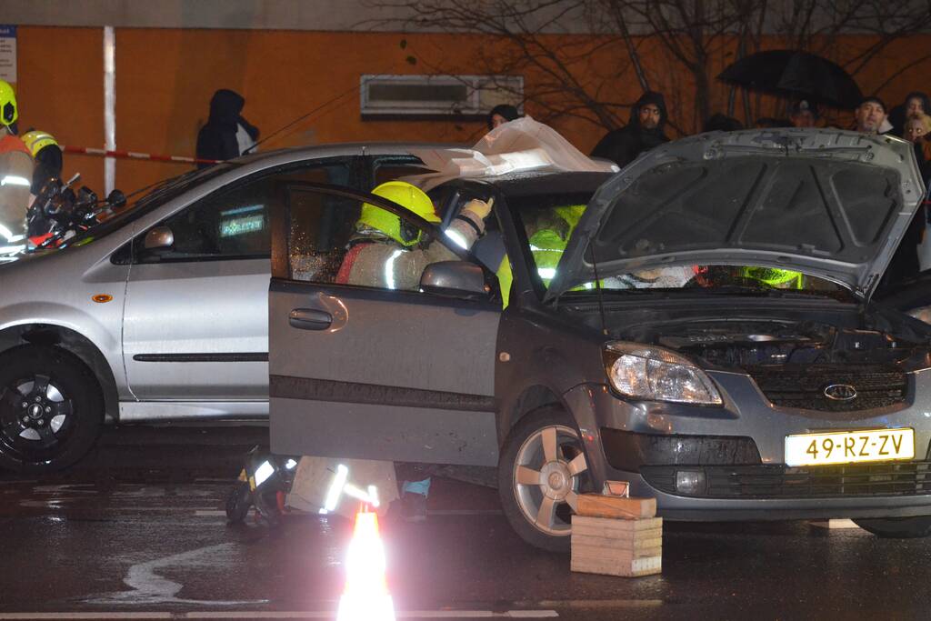 Brandweer bevrijdt slachtoffer uit auto