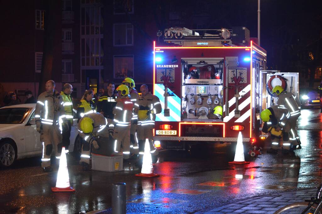 Brandweer bevrijdt slachtoffer uit auto