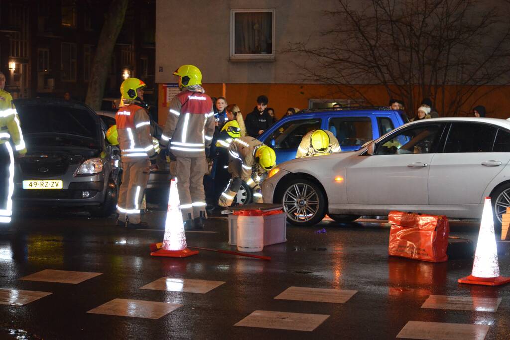 Brandweer bevrijdt slachtoffer uit auto