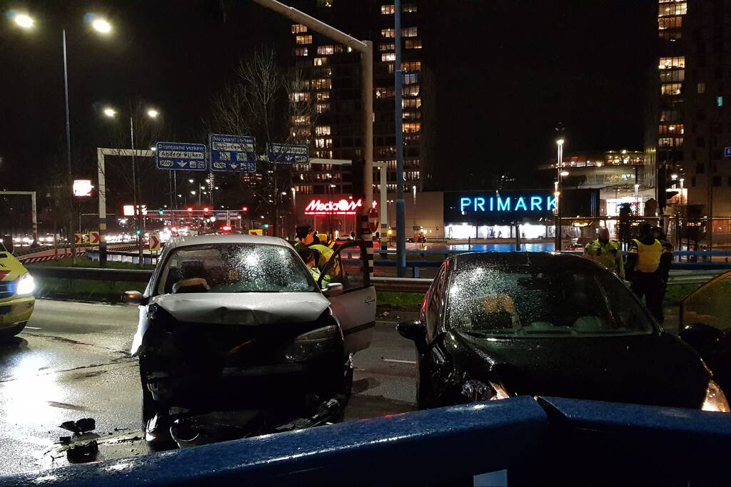 Enorme schade bij aanrijding twee auto's