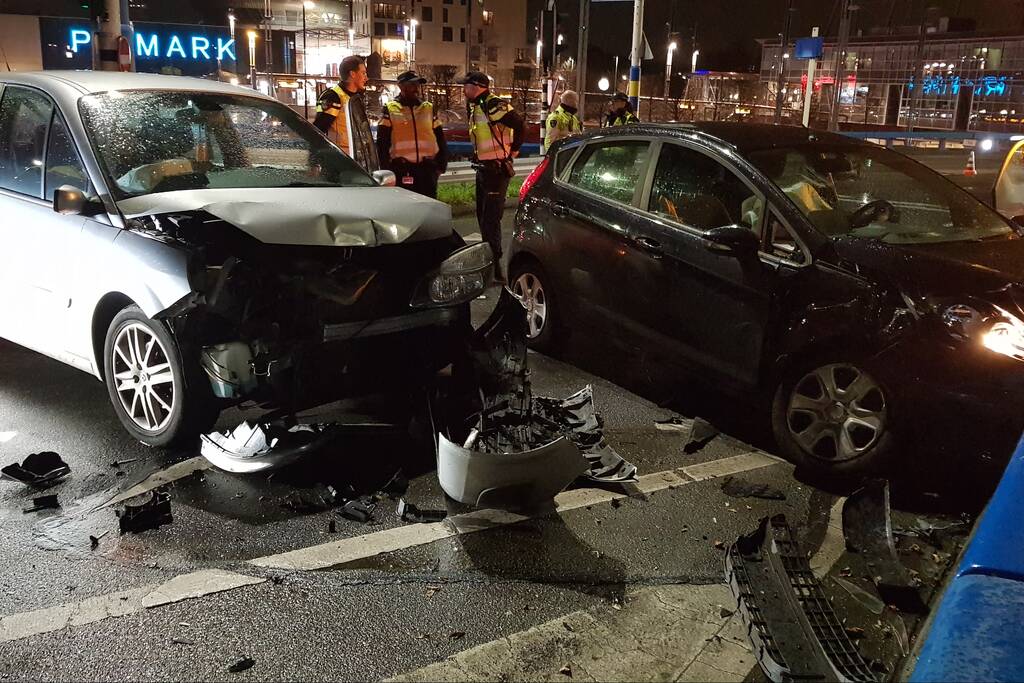 Enorme schade bij aanrijding twee auto's