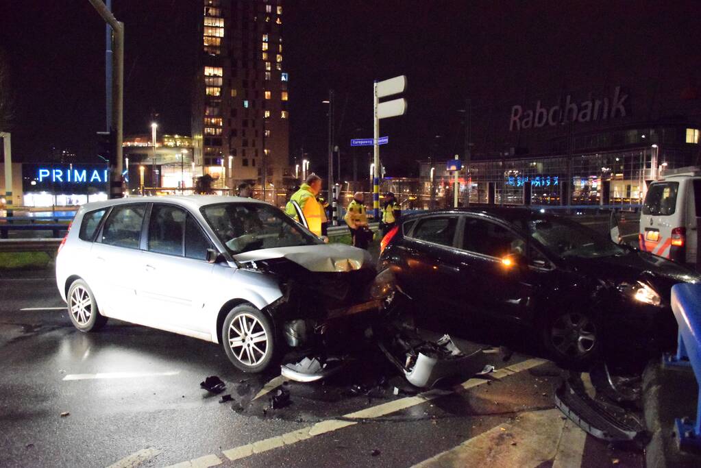 Enorme schade bij aanrijding twee auto's