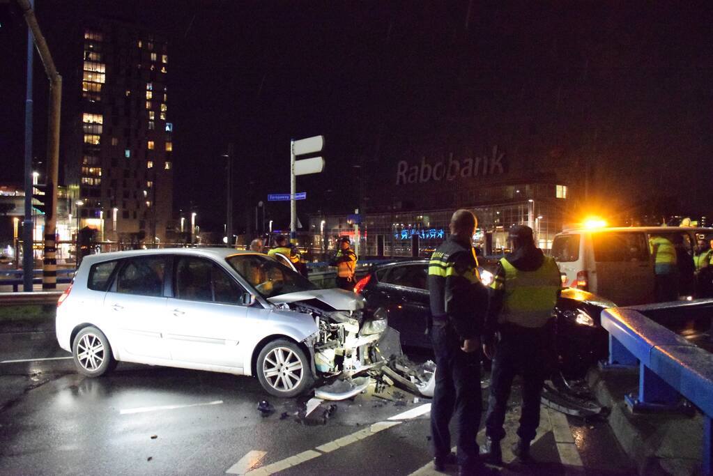 Enorme schade bij aanrijding twee auto's