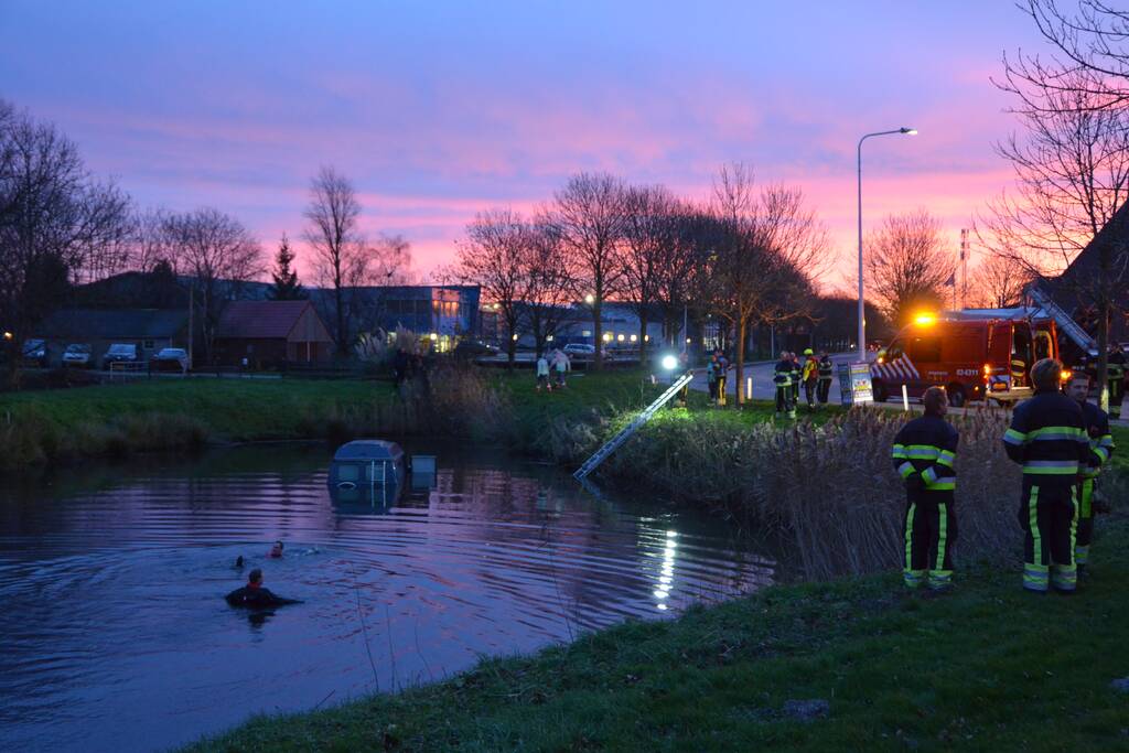 Bestelbus belandt te water