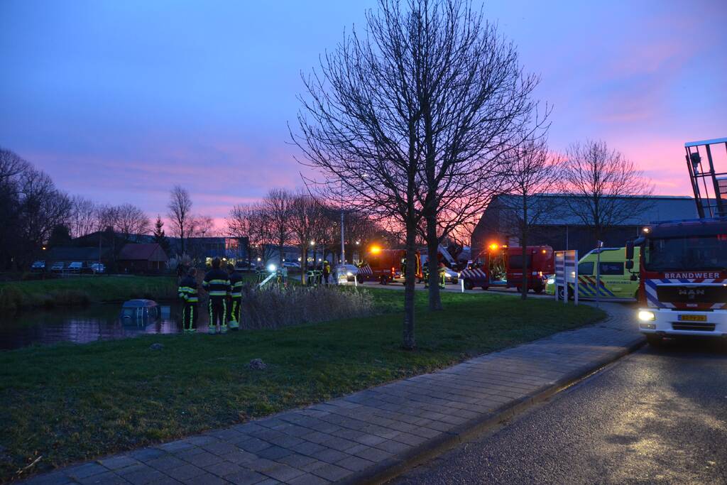 Bestelbus belandt te water