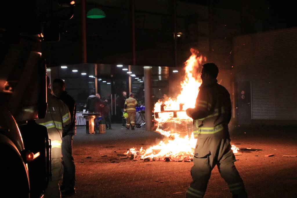 Autobrand blijkt vreugdevuur bij kerstborrel