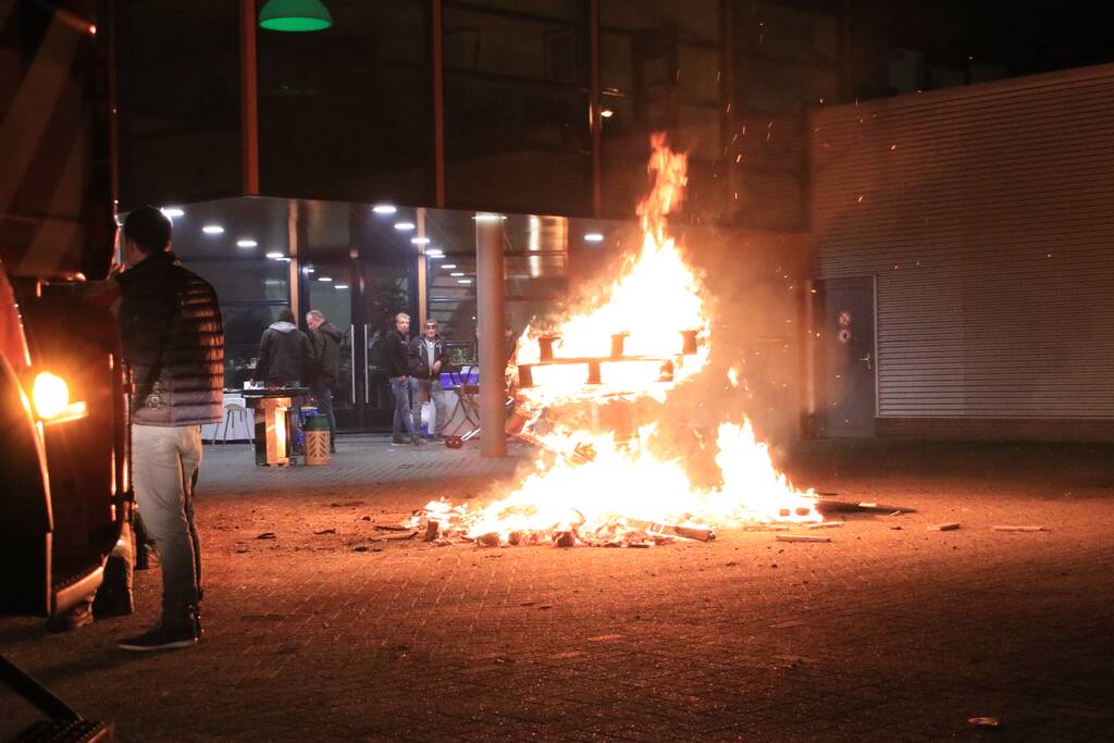 Autobrand blijkt vreugdevuur bij kerstborrel