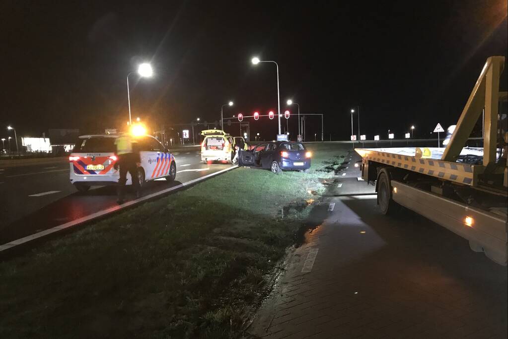 Auto raakt van de weg