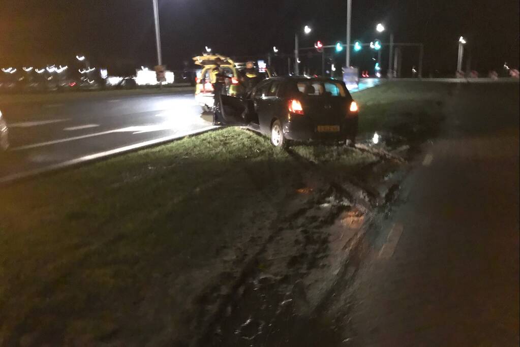 Auto raakt van de weg