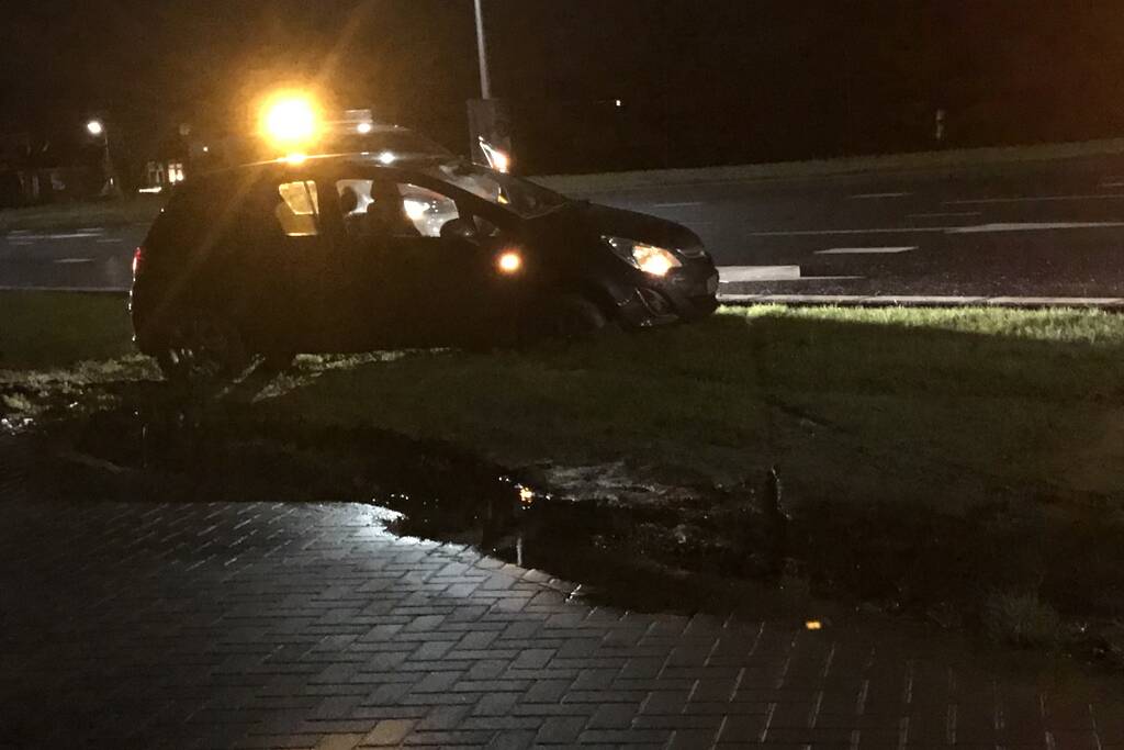 Auto raakt van de weg