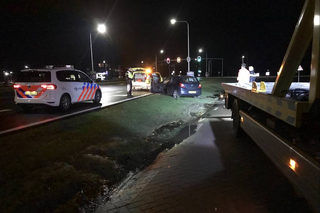 Auto raakt van de weg
