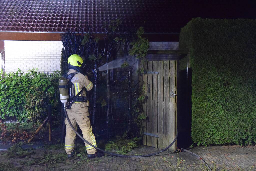 Coniferenhaag vliegt in de brand