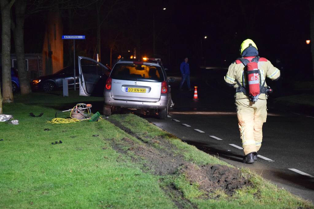 Auto total-loss na botsing met lantarenpaal