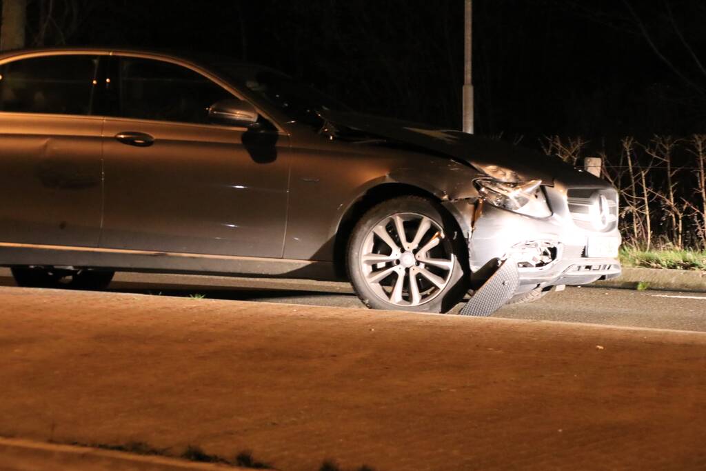 Auto belandt in sloot na aanrijding