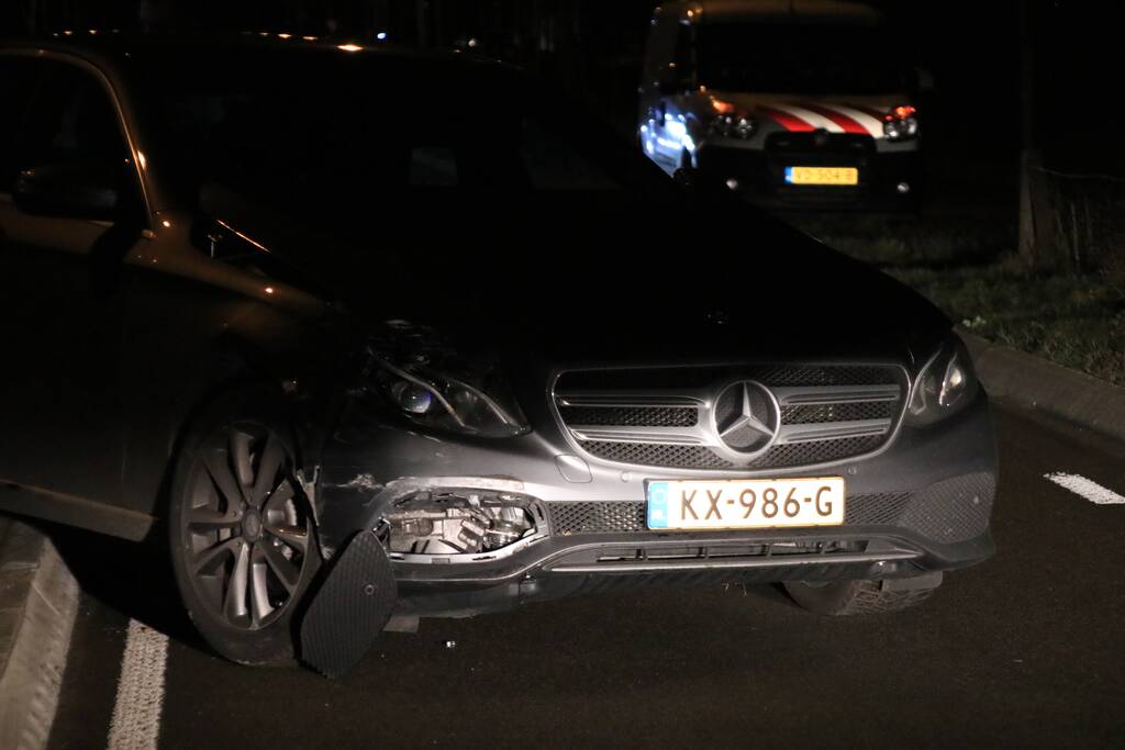 Auto belandt in sloot na aanrijding