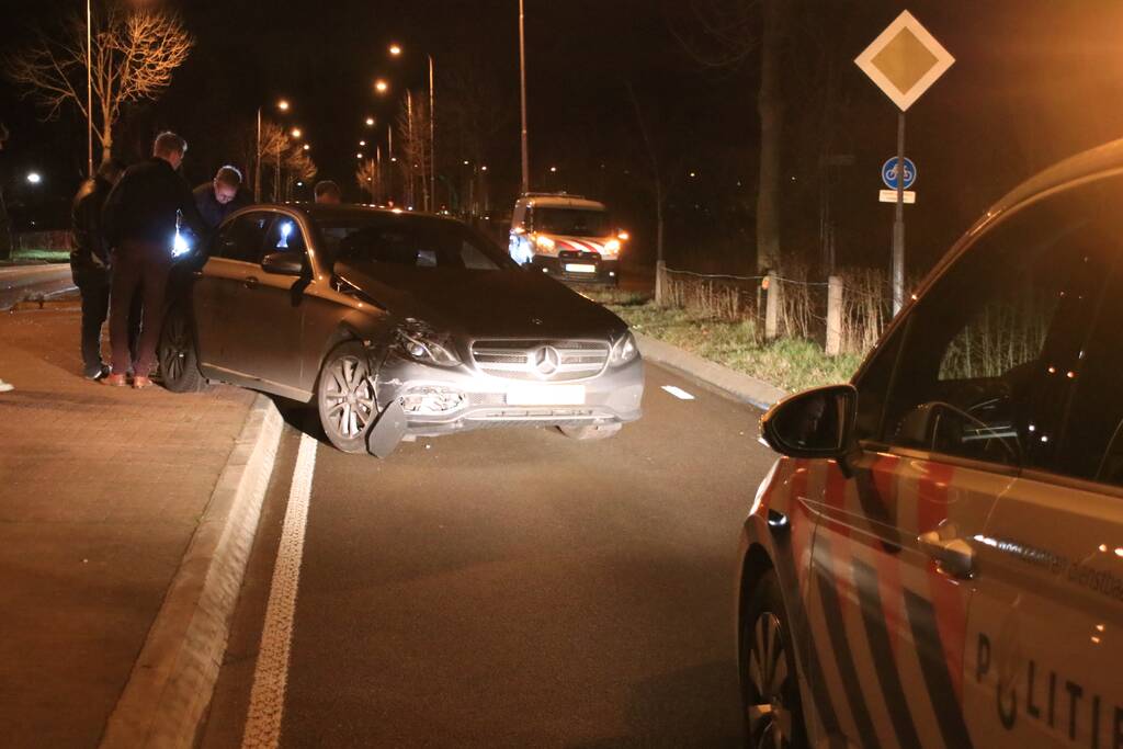 Auto belandt in sloot na aanrijding