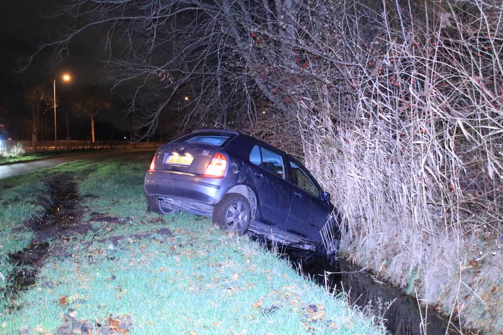 Auto belandt in sloot na aanrijding