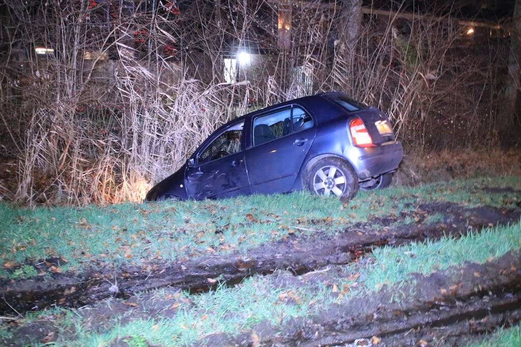 Auto belandt in sloot na aanrijding