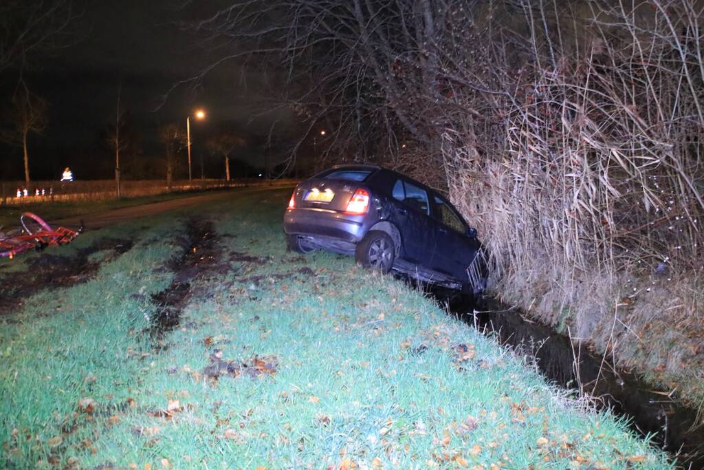 Auto belandt in sloot na aanrijding