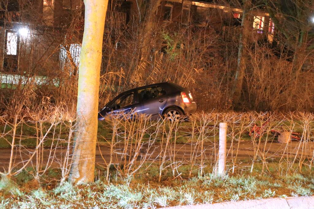 Auto belandt in sloot na aanrijding