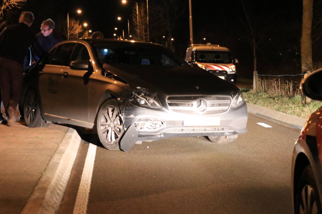 Auto belandt in sloot na aanrijding