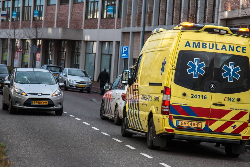 Persoon geschept door auto