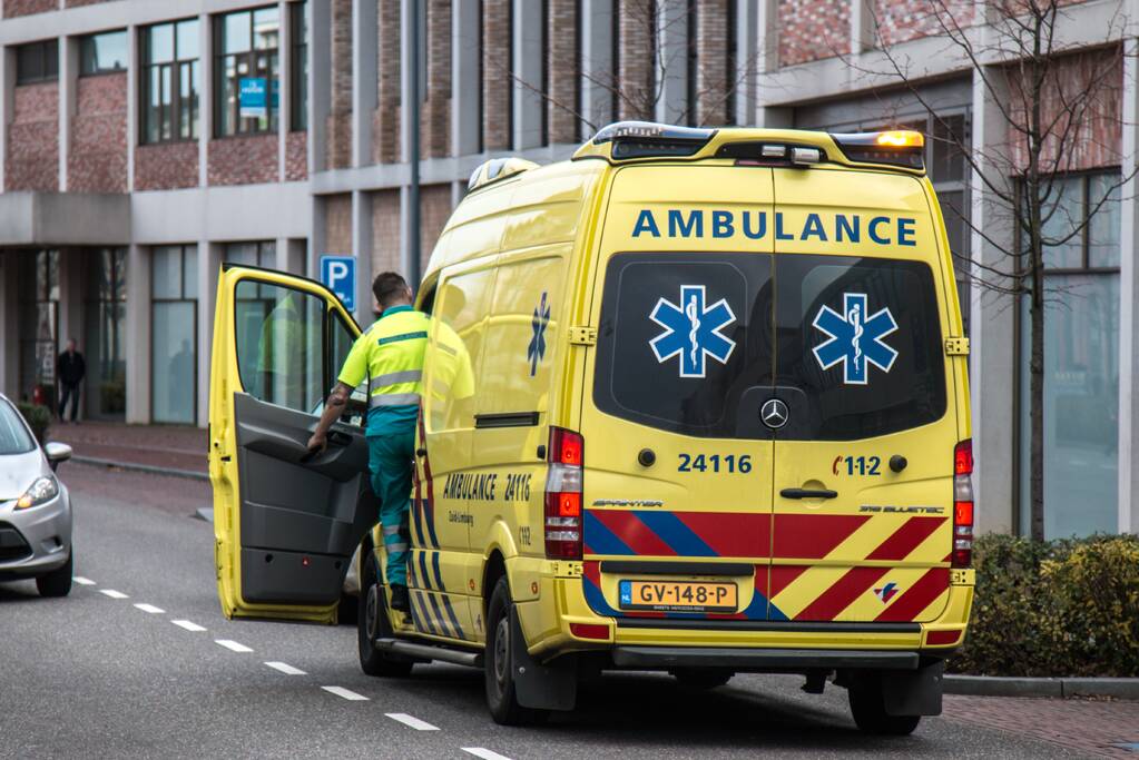 Persoon geschept door auto