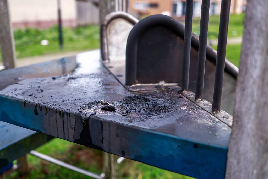 Jongens proberen glijbaan met vuurwerk in de fik te steken