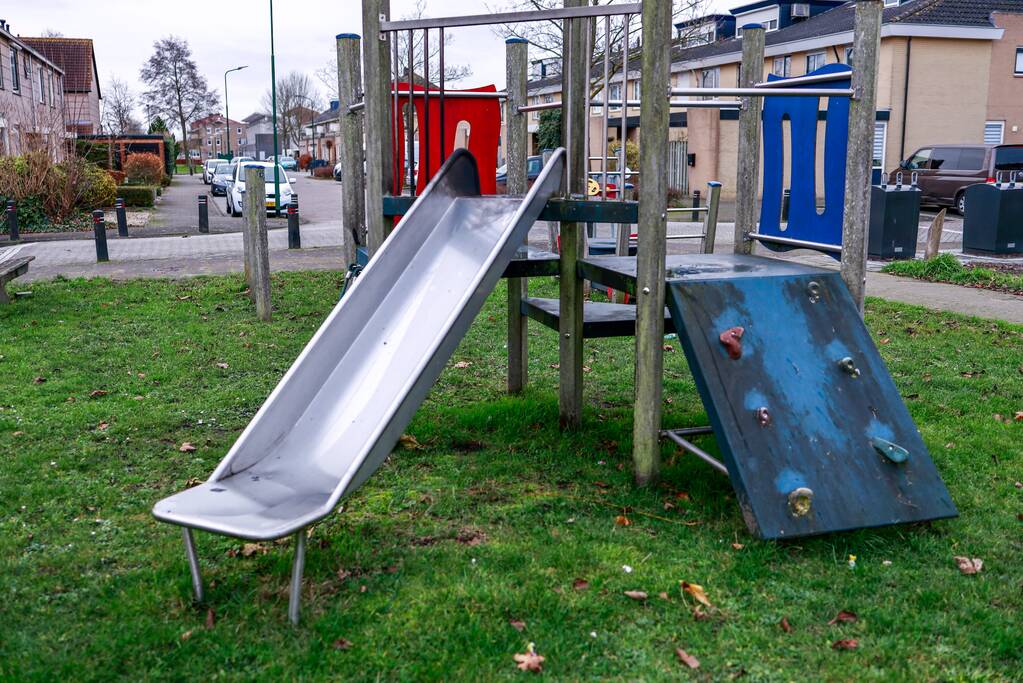 Jongens proberen glijbaan met vuurwerk in de fik te steken